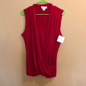 Sleeveless cross panel top.